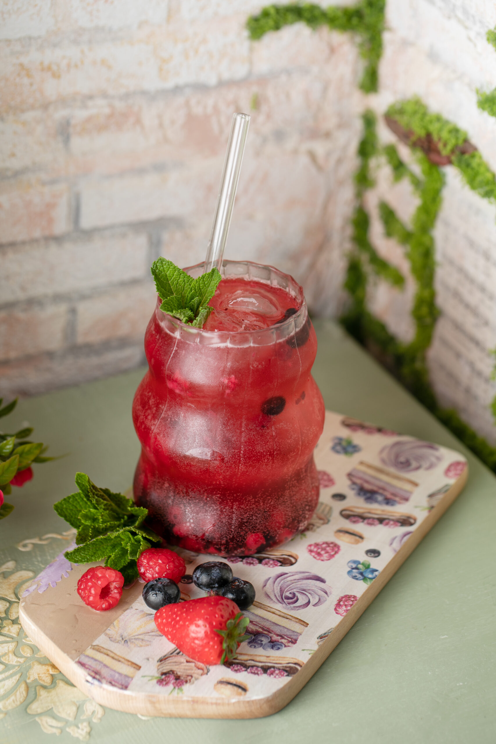Limonade mit Waldbeeren